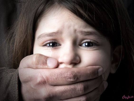 Психолог рассказал, как защитить ребенка от педофила